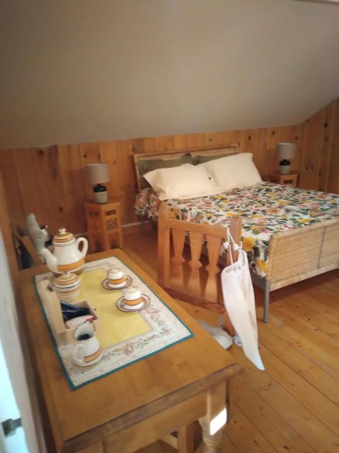 Bed and Breakfast Les Dames De La Saugiat Le Fied Exterior foto