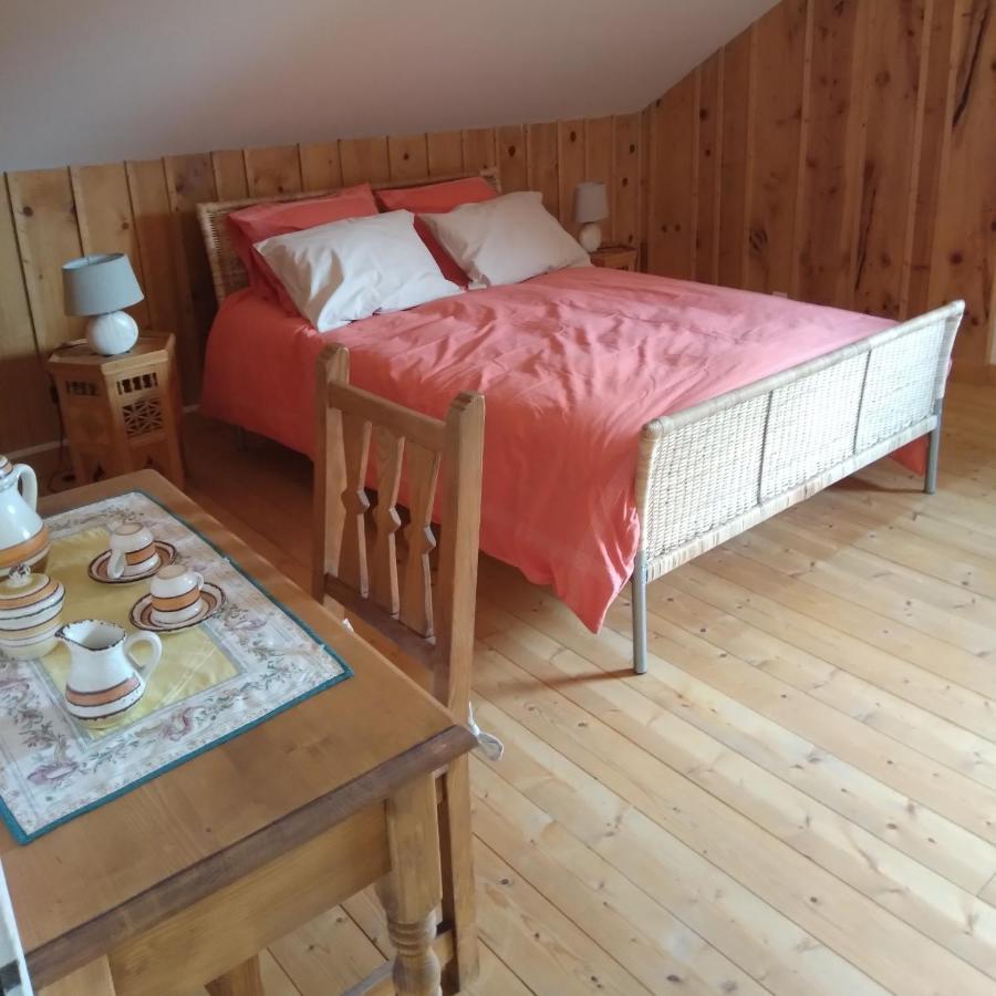 Bed and Breakfast Les Dames De La Saugiat Le Fied Exterior foto