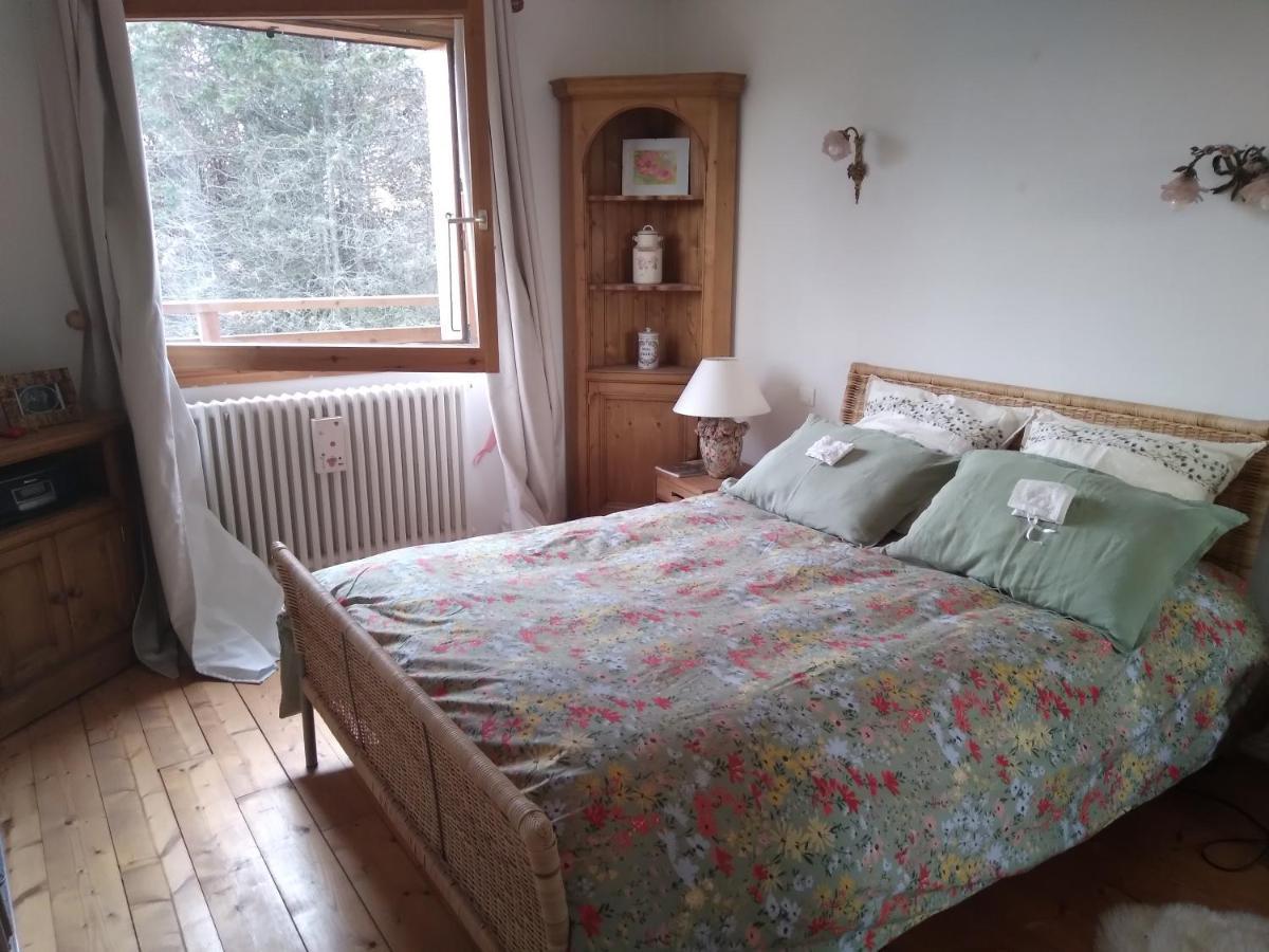 Bed and Breakfast Les Dames De La Saugiat Le Fied Exterior foto